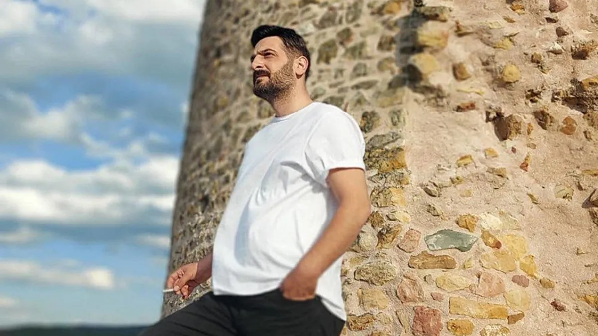 İşyerinin önünde oturan adama 5 kurşun sıktı