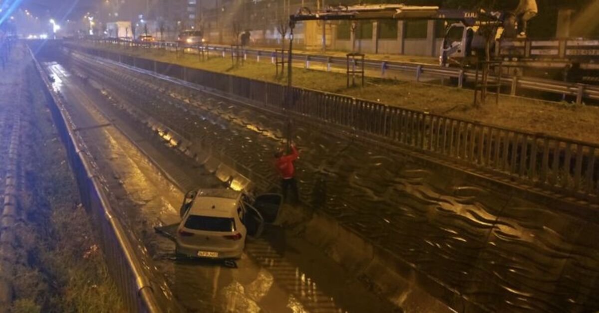 Sultanbeyli’de araç dereye uçtu