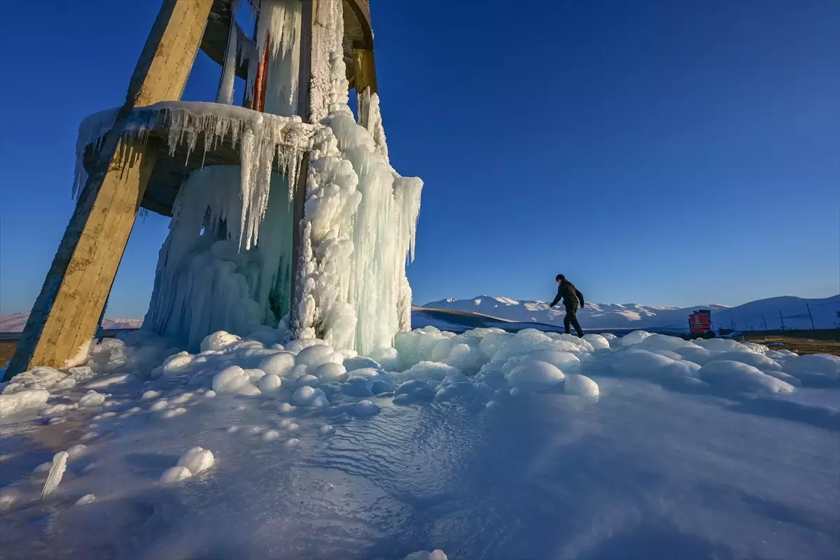 Van’da Soğuk Hava Buz Sarkıtları Oluşturdu