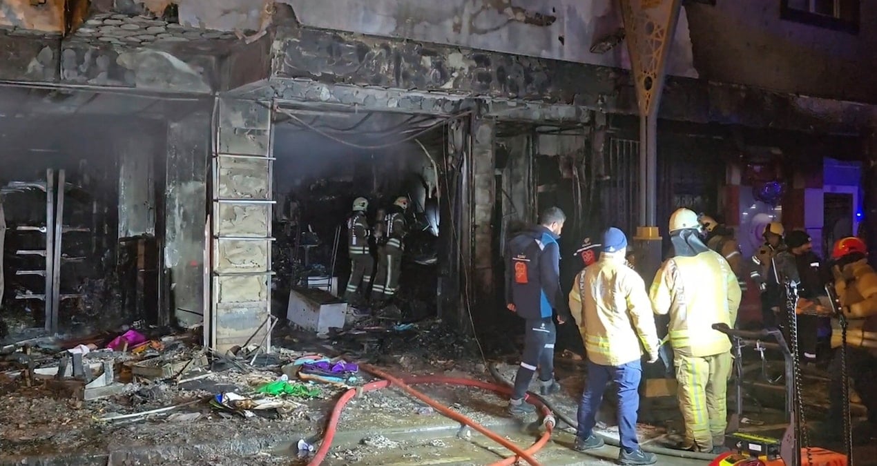 İstanbul’da oyuncak dükkanı küle döndü