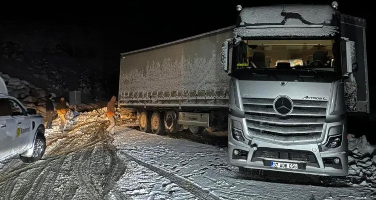 Karda kayan Tır nedeniyle kapanan yol açıldı