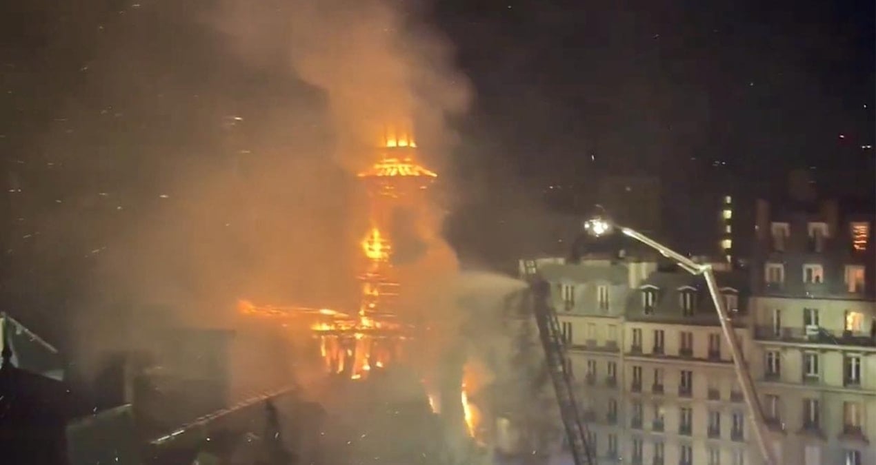 Yangın’ın vurduğu binada ne kule kaldı ne kubbe! 149 yıllık tarihi bina kül oluyordu