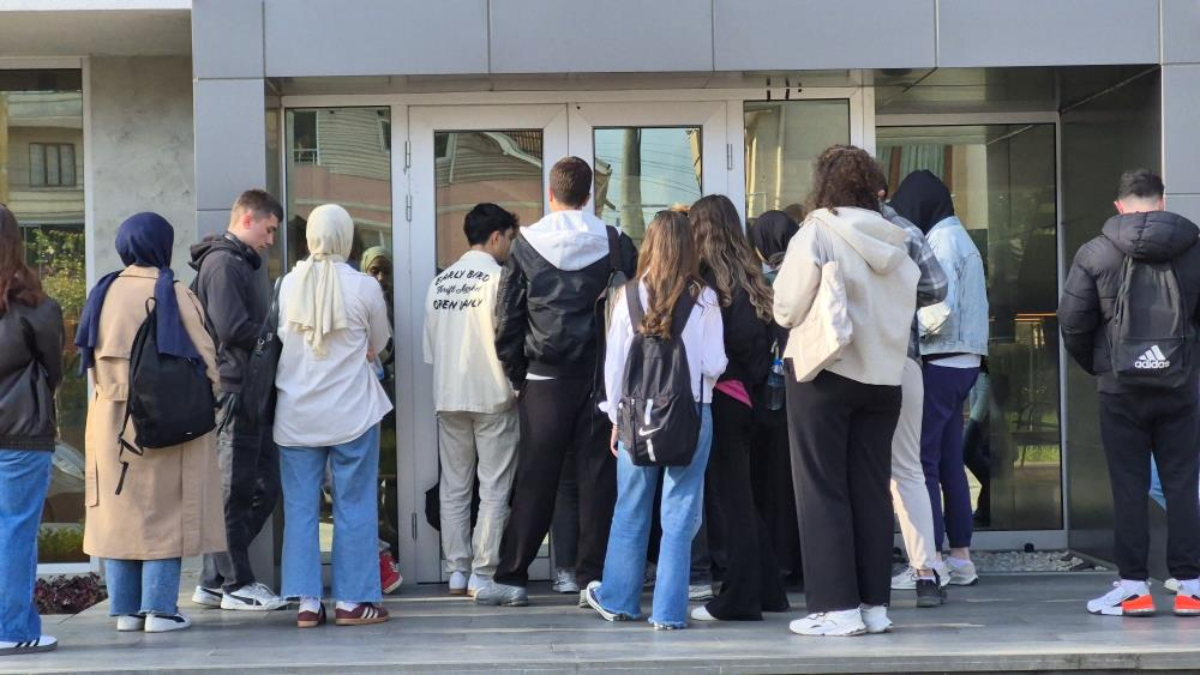 Düzce’de sınava hazırlanan gençlerin kütüphane kuyruğu